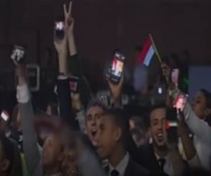 شباب العالم يرفعون صور الرئيس السيسى عبر هواتفهم قبيل انطلاق المنتدى