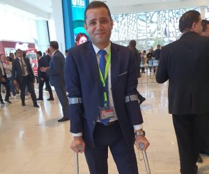 الرئيس يصافح شباب المنتدى.. والإعلامي مصطفى ميزار: طلبت منه حواراً تليفزيونياً (صور) 