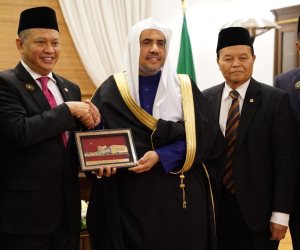 أمين رابطة العالم الإسلامي يجتمع برئيس المجلس الشعبي الإندونيسي 
