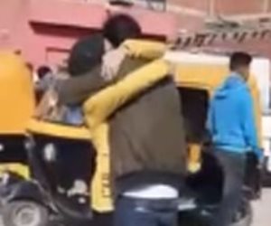 «طالبة الحضن» تعود مجدداً.. جدل على «فيسبوك» بسبب عناق شاب وفتاة أمام مدرسة في الشرقية (فيديو)