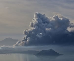 جولة مكوكية حول العالم..  بركان في الفلبين وخلع السراويل في التشيك