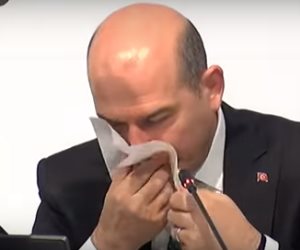 تكهنات عن مرض خطير.. وزير الداخلية التركي ينزف دما أثناء مؤتمر صحفي (فيديو)