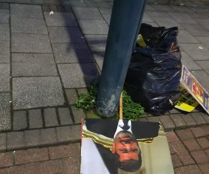 المصريون علموهم الصح.. اختفى الإخوان من شوارع لندن فظهرت لافتاتهم بالقمامة (صور)