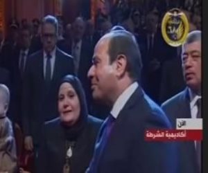 الرئيس السيسى يصافح أسرة الشهيد البطل وائل طاحون باحتفالية عيد الشرطة