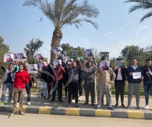 بوقفات تأييد للدولة والشرطة.. المصريون يلقنون الهارب محمد علي درسا في الوطنية ويؤكدون: «خائن وعميل»