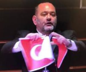 تمزيق العلم التركي بالبرلمان الأوروبي.. أردوغان يدفع ثمن ابتزازه للقارة العجوز 