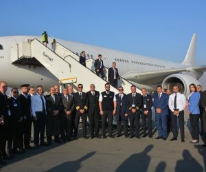 «والله وعملوها الرجالة».. وزير الطيران يوجه الشكر لطاقم الطائرة التي نقلت المصريين من الصين