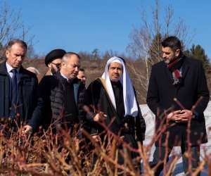 أمين عام رابطة العالم الإسلامى يرأس وفداً من علماء المسلمين لموقع مذبحة سربرينيتسا البوسنة والهرسك