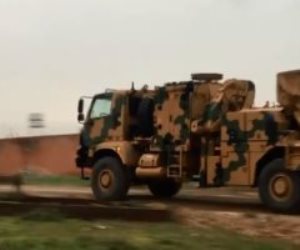 حشدت راجمات صواريخ.. تركيا تعزز وجودها العسكري على الحدود مع سوريا