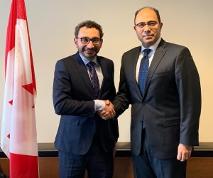 سفير مصر في كندا يلتقي السكرتير البرلماني لرئيس الوزراء الكندي