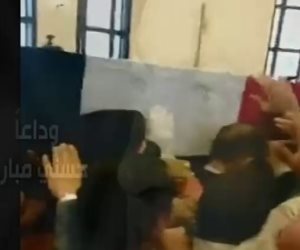 جمال مبارك يحمل نعش والده للصلاة عليه في مسجد المشير طنطاوي