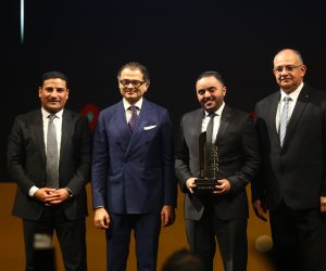 احتفالية bt100 تمنح جائزة لمجموعة العتال تسلمها أحمد العتال احتفالية bt100 تمنح جائزة لمجموعة العتال تسلمها أحمد العتال