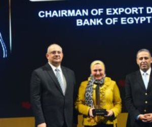 احتفالية bT100 تمنح جائزة لميرفت سلطان رئيس البنك المصري لتنمية الصادرات