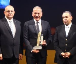 احتفالية bT100 تمنح جائزة لمحمد الرشيدي رئيس مجلس أمناء جامعة النهضة