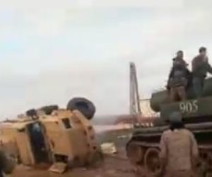 نجاحات الجيش السوري.. دبابة سورية تجر مصفحة تركية بعد فرار الجنود الأتراك (فيديو)