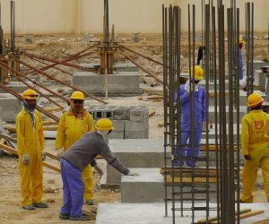 في زمن كورونا.. إجراءات قطر الوقائية لا تشمل العمال الأجانب 
