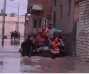 أمن الجيزة يوجه قوافل إغاثة لأهالي قري مركز الصف المتضررين من الأمطار والسيول (فيديو)