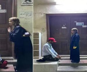 السعودية تلقي القبض على شاب بعد سجوده لفتاة أمام مسجد