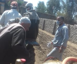 فيها حاجة حلوة.. أهالي قرية بالمنوفية يجمعون التبرعات ويطهرون المنازل والشوارع ضد كورونا