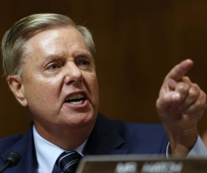 سناتور أمريكي: ترامب مستعد لاستخدام القوة العسكرية ضد إيران إذا لم تُنهِ إغلاق مضيق هرمز