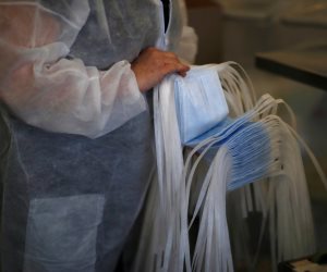 تركيا تلجأ إلى السطو مجددًا.. سرقة 50 ألف بدلة طبية متجهة إلى مالطة