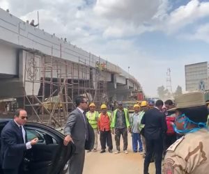 فيديو.. السيسى يشرف بنفسه على توزيع الكمامات فى مواقع العمل :"هو أنا بقول كلام مبيتنفذش؟"