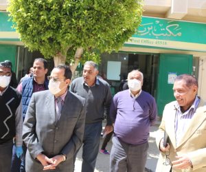 محافظ شمال سيناء يتفقد منافذ صرف منحة العمالة غير المنتظمة (صور)