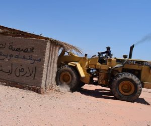 الأجهزة التنفيذية تواصل إزالة التعديات على أراضي الدولة في جنوب سيناء (صور)