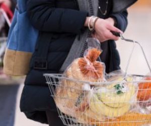 طهي الطعام واستخدام أكياس البقالة.. إجابات عن أسئلة هامة للتعامل في زمن «كورونا»