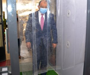 صور.. التنمية المحلية تضع بوابات تعقيم بديوان الوزارة للوقاية من كورونا