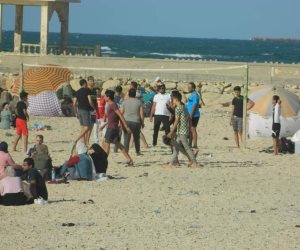 شواطئ مدينة العريش كاملة العدد رغم تفشي وباء كورونا (صور)