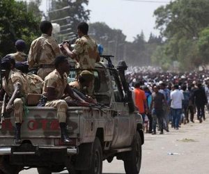 حكومة آبي أحمد.. يد تشعل صراعات النار والدم ويد تقتل الإثيوبيين بالتهجير والفقر