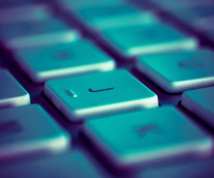 هذه الأشياء نستخدمها دون معرفة قيمتها الحقيقية.. مقابض الأبواب وأزرار الجينز  وسبب غريب وراء علامات الكيبورد البارزة