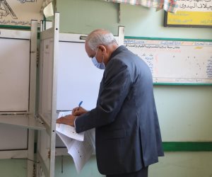 محافظ الجيزة يدلى بصوته فى انتخابات مجلس الشيوخ.. صور