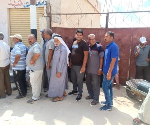 "بتعرف تعد لحد كام".. لن تروا هذا المشهد إلا أمام لجان الانتخابات في سيناء (صور)