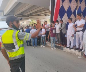 "إشارة باليد ولا أذية حد".. رجال المرور جنود مجهولة أمام لجان الانتخابات في الأماكن الشعبية (صور)