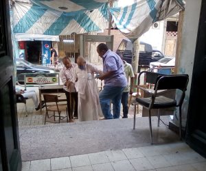 على العكاز.. نصف جمال "أجواء انتخابات مجلس الشيوخ" في هذا المشهد 