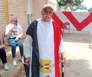 مسن يدلى بصوته فى انتخابات الشيوخ "مرتديا علم مصر" بالقليوبية.. صور