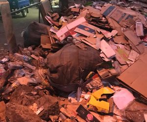 القمامة تتراكم في وسط مدينة أدفو.. ومواطنون يتسألون «أين رئيس المدينة؟» 