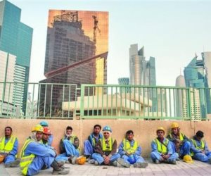 تقرير هيومن رايتس يفضح قطر .. عمال يتعرضون لانتهاكات يومية ويعيشون مأساة إنسانية