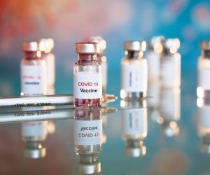 الحرب القذرة بين شركات الأدوية.. «فايزر» و«موديرنا» يشككان في لقاح «أسترازينيكا» للفوز بحصة أكبر بالتطعيم 
