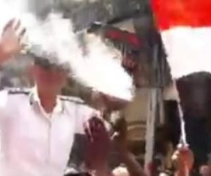 "القناة المفضوحة".. الجزيرة تتلقى صفعة من بائعي المنشية: حملوا ضباط المرافق على الأعناق وهتفوا "تحيا مصر" (فيديو)