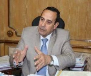 محافظ شمال سيناء يوجه بمنع التجمعات ودخول المؤسسات الحكومية بدون كمامة
