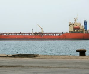 السعودية تعلن رصد بقعة نفطية قرب ناقلة يمنية متهالكة.. هل تؤثر على المياه الإقليمية المصرية؟
