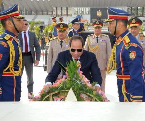 الرئيس السيسى يضع أكاليل الزهور على قبر الجندى المجهول فى ذكرى نصر أكتوبر