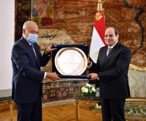 الرئيس السيسي يتسلم "درع العمل التنموى العربى لعام 2020"