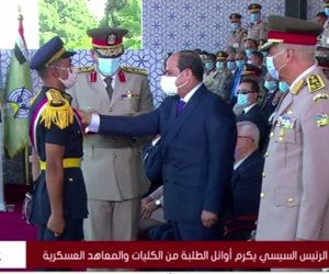الرئيس السيسى يمنح أوائل الخريجين بالكليات العسكرية نوط الواجب العسكرى