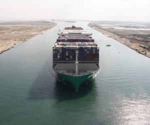 تعمل بالغاز الطبيعي.. عبور أكبر سفينة حاويات في العالم قناة السويس (صور)