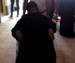 على كرسى متحرك.. مسنة تدلي بصوتها في أسوان: «أمانة في رقبتي»