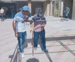 انتخابات مجلس النواب.. مسن يتكئ على عكاز للإدلاء بصوته: مشاركتي واجب وطني
